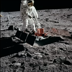 月での地震実験装置を操作する宇宙飛行士