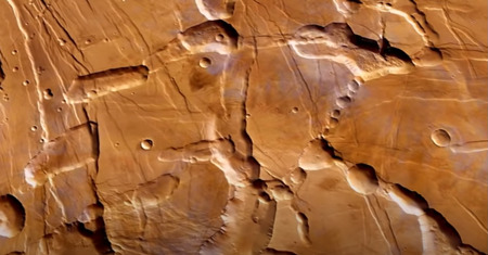 火星の表面にある鋭く切り取られた溝や窪み