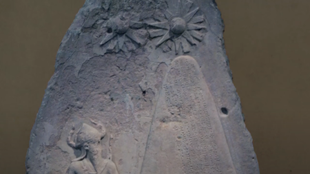 ナラム＝シンの勝利の碑；紀元前2255～2220年；黄色の斑点のある赤みがかった砂岩