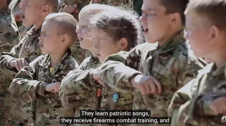 愛国歌を学び、銃器の戦闘訓練を受け、そして