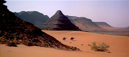 ヨルダン、ワディラムのピラミッド型の山