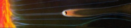 太陽（左）と彗星の尾を引く金星。