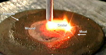 正電荷を帯びた粘土（陽極）の表面に電気アークを照射