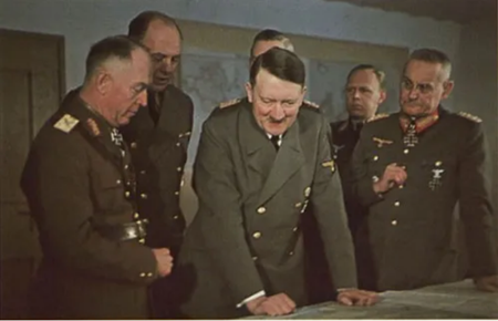 アドルフ・ヒトラー、アルフレッド・ヨードル、イオン・アントネスクとの計画会議でのフランツ・ハルダー（右）、1942年。［出典：universoconcentracionario.wordpress.com］