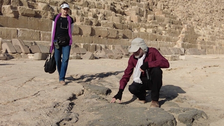 手前： ギザの第2ピラミッド付近でガラス化した岩盤を研究するショッホ博士。背景： 妻のキャサリン・ユリシー。