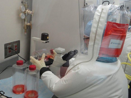 米国生物防衛分析・対策センター（NBACC）の研究所で病原体を研究する科学者たち。写真提供：NBACC
