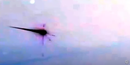 アーク溶接で見られるような爆発する物質が物体の飛行方向に投影されていることを示唆している
