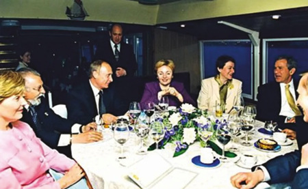 ロシアのプーチン大統領は、サンクトペテルブルクのレストラン"ニューアイランド"で、アメリカのブッシュ大統領をもてなした。Photo: Dzen.ru