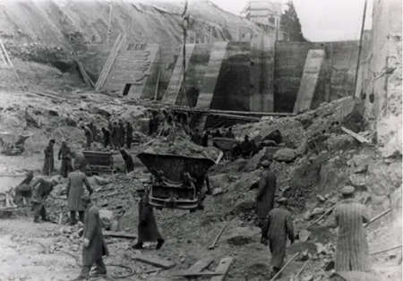 マウトハウゼンでシュタイア・ダイムラー・プフ社の発電所を建設する奴隷たち［出典：Mauthausen-memorial.org］