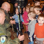 ウクライナの兵士が子どもたちに銃について教えている。Photo credit: Yandex