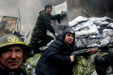2014年、ウクライナのキエフ、マイダン広場のバリケードで武装したデモ参加者［出典：CNN.com］