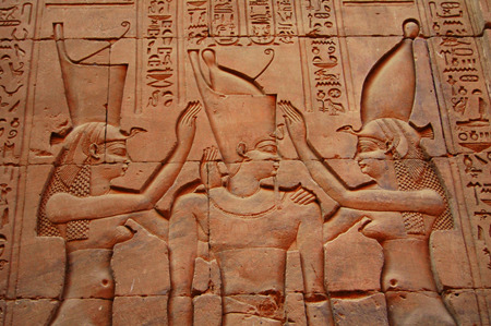 古代エジプトの女神ワジェトとネクベトによるファラオ・プトレマイオス8世の戴冠式
