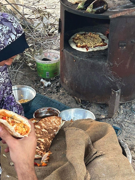 UNRWAから配布された小麦粉と、ありあわせの食材で家族の食事を作るモタセムの母（左端）。(写真：モタセム・アブ・アルマナ）
