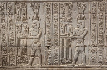 エスナにあるエジプトのクヌム神殿の壁に刻まれたヒエログリフの彫刻