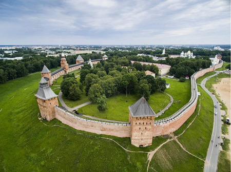 ノヴゴロドの古城壁。Photo credit VelikiyNovgorod