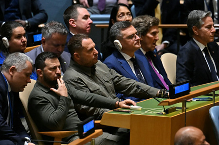 兄弟の絆 火曜日、ニューヨークで開催された第78回国連総会で演説するジョー・バイデン大統領に耳を傾けるウクライナのヴォロディミル・ゼレンスキー大統領、