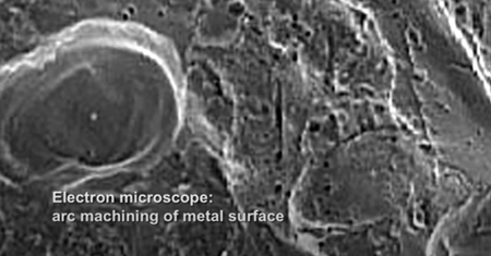 電子顕微鏡：金属表面のアーク加工
