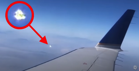 飛行機から写されたUFO？