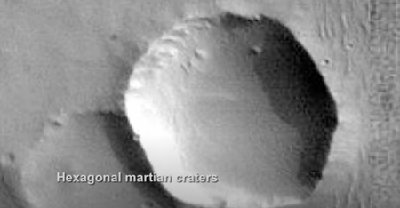 六角形の火星クレーター