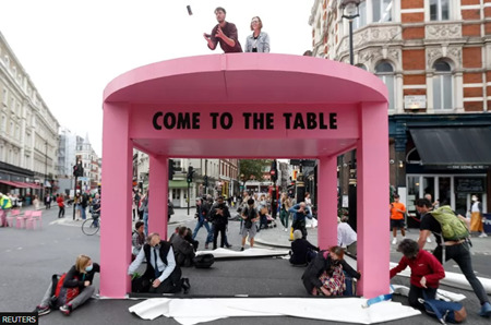 デモ参加者は４mのピンクのテーブルを作り……