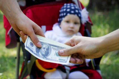 子どもの人身売買：ウクライナは不吉な金儲けの方法を見つけた
