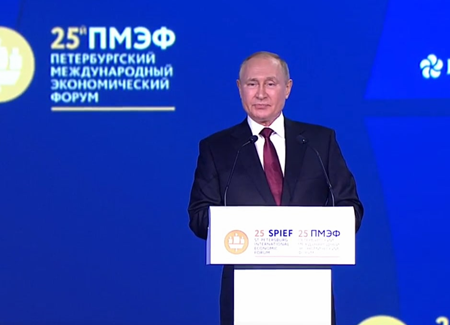 第25回サンクトペテルブルク国際経済フォーラム（SPIEF）の全体会議で演説を行うロシアのウラジーミル・プーチン大統領