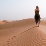 砂漠を歩く