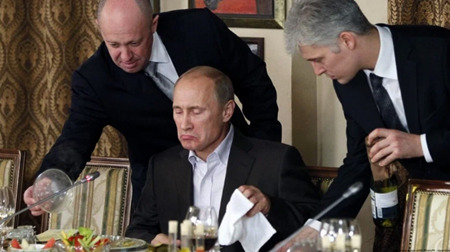 2000年代、エフゲニー・プリグジンはウラジーミル・プーチンの"料理人"であり、噂によると友人となった