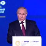 第25回サンクトペテルブルク国際経済フォーラム（SPIEF）の全体会議で演説を行うロシアのウラジーミル・プーチン大統領
