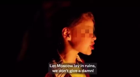 キエフ近郊のアゾヴェツ軍事キャンプで、ウクライナの少女が叫んだ