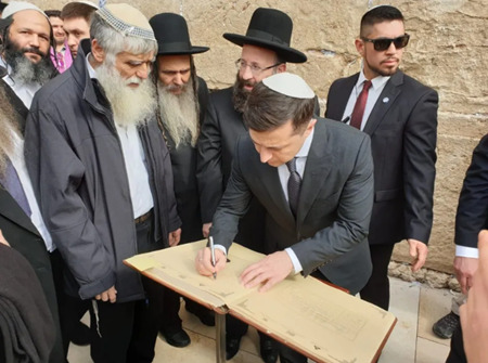 2020年１月、エルサレムの西の壁を訪問するウクライナのヴォロディミル・ゼレンスキー大統領