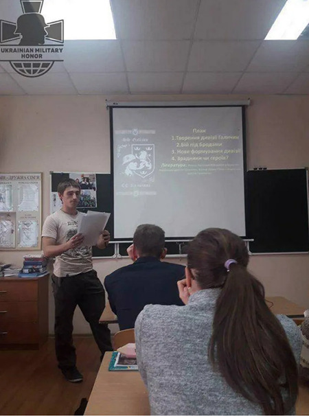 キエフのギムナジウム№315での講義の写真。授業で見せたスライドには、SS師団ガリチアのシンボルである"吼えるライオン"が描かれている。Photo credit: Eduard Dolinsky