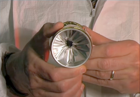 電磁ピンチの実験結果。アルミ缶が”ピンチ”されている。縦方向から見たもの