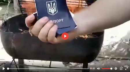ウクライナのパスポートを燃やすドンバス住民。写真：BitChute 