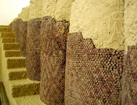 イラク、ウルクの壁を覆う円錐形のモザイク画