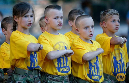 軍事訓練を受ける子どもたち。写真提供：Rodina moya