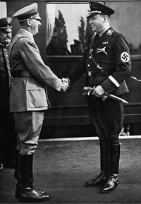 ヒトラーと握手するダレ。[Source: collections.ushmm.org]
