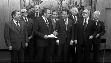 ハンス・プフォーゲル（左から２人目）とアルブレヒト（中央）および彼の内閣、1977年。