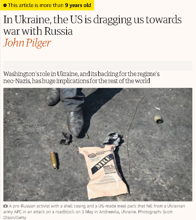 ５月３日、ウクライナのアンドレフカで、道路封鎖の攻撃でウクライナ軍のAPCから落下した薬きょうと米国製のミールパックを手にする親ロシア派活動家。写真 スコット・オルソン/Getty