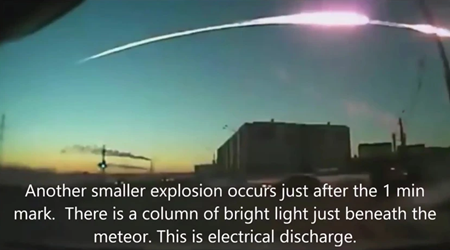 １分過ぎにまた小さな爆発が起こる。 隕石のすぐ下に明る光の柱がある。これは放電である。②