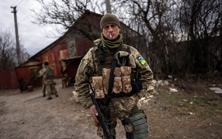 "NYTがウクライナ兵が戦争犯罪を犯している映像を確認"。写真提供元