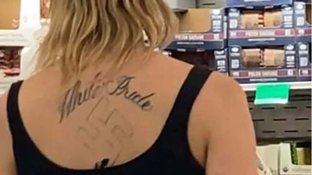 フェントン・マーケットプレイスのコストコで水曜日に買い物をしていた女性に、"ホワイト・プライド"のスローガンの下にナチスの鉤十字のタトゥーと思われるものが確認された。