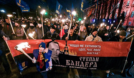 キエフで行われた松明を使った行進に参加する数千人