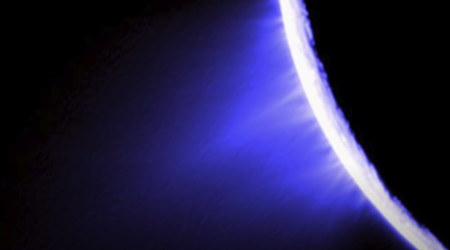土星の衛星エンケラドスでは、イオの放電に似たフィラメント状のジェットが見られる