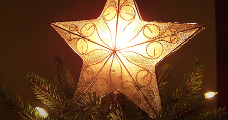 クリスマスツリーのてっぺんにある星