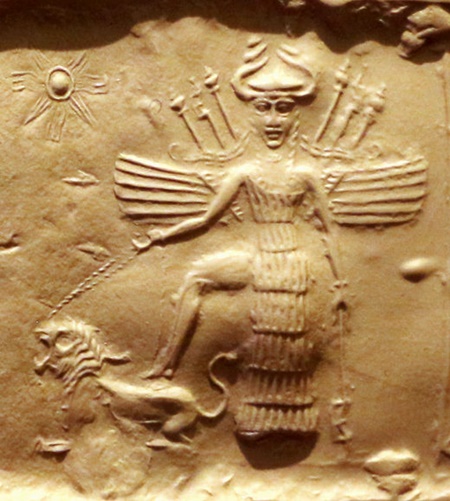 アッカド語の印章に描かれたイナンナ。彼女は７本の槍、角のある兜、７分割されたドレスを身に着けている。
