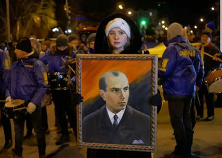 松明行進でバンデラの肖像画を手にするウクライナの若者。Photo credit: Twitter