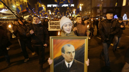 バンデラの肖像を掲げて更新するウクライナ人
