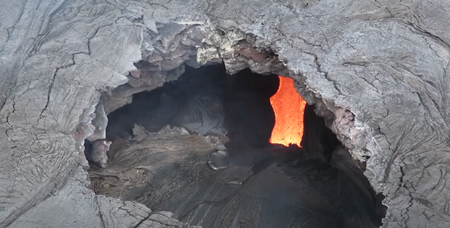 地球では、溶岩が数十キロメートルの距離を流れると、表面が冷却されて”屋根”ができる