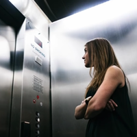 エレベーターの女性